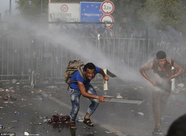 ហុងគ្រីអនុវត្តវិធានការខ្លាំងនៅព្រំដែនជាមួយស៊ែប៊ី