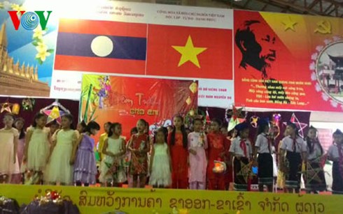 កុមារវៀតណាមនៅឯបរទេសសប្បាយយរីករាយទទួលបុណ្យសំពះព្រះខែ