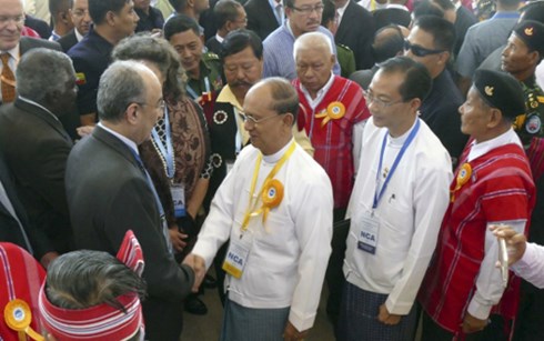 រដ្ឋាភិបាលមីយ៉ាន់ម៉ាចុះហត្ថលេខាលើកិច្ចព្រមព្រៀងសន្តិសុខជាមួយក្រុមប្រដាប់អាវុធចំនួន ៨