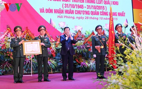 ប្រធានរដ្ឋបានប្រគល់គ្រឿងឥស្សារិយយសងង់អាចក្លាហានថ្នាក់ទី១សំរាប់កំលាំងប្រដាប់អាវុធយោធភូមិភាគទី៣