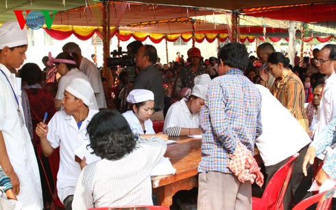 វេជ្ជបណ្ឌិតខេត្ត Dong Thap ពិនិត្យព្យាបាលជំងឺសំរាប់ជនក្រីក្រកម្ពុជា