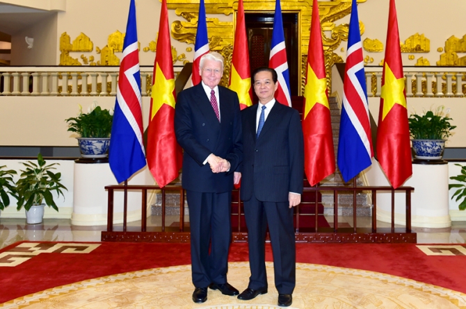 នាយករដ្ឋមន្ត្រី Nguyen Tan Dung ជួបសន្ទនាជាមួយប្រធានាធិបតីអ៊ីស្លង់