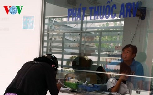 កម្មវិធីសិល្បៈ រង្វង់ដៃមេត្តាធម៍រៃអង្គាសប្រាក់ជួយឧបត្ថម្ភអ្នកឆ្លង HIV/AIDS