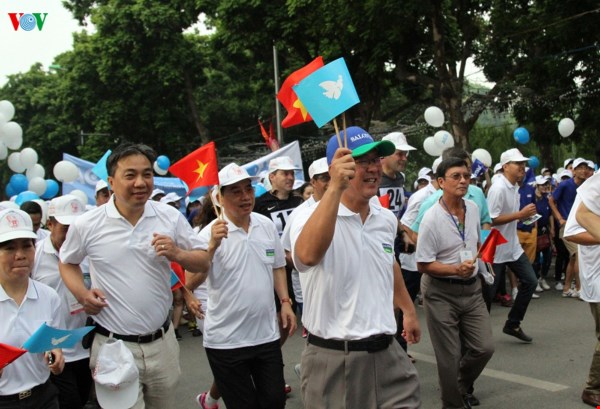 មនុស្សរាប់ពាន់នាក់បានចូលរួមការរត់ដើម្បីកុមារហាណូយឆ្នាំ២០១៥