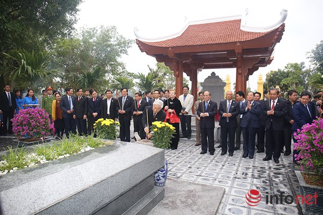 ថ្នាក់ដឹកនាំបក្សរដ្ឋអញ្ជើញទៅថ្វាយផ្កានិងអូជធុបរំលឹកវិញ្ញាណក្ខ័ណ្ឌកវី Nguyen Du