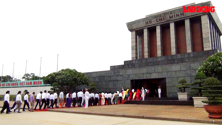 គណៈប្រតិភូចូលរួមមហាសន្និបាតប្រឡងប្រណាំងស្នេហារជាតិទូទាំងប្រទេសទៅគោរពវិញ្ញាណក្ខ័ណ្ឌលោកប្រធានហូជីមិញ