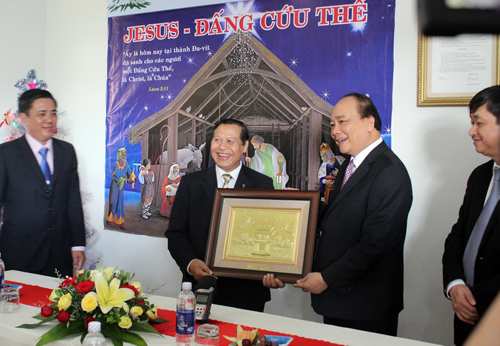 ឧបនាយករដ្ឋមន្ត្រីលោកNguyen Xuan Phucទៅសាកសួរសុខទុក្ខសមាគមផ្សព្វផ្សាយគ្រឹស្តសាសនា