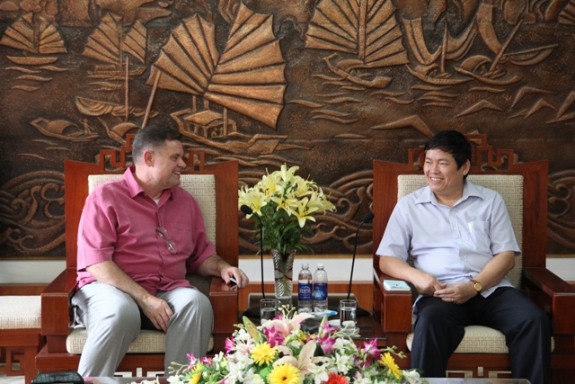 ប្រគល់មេដាយមិត្តភាពចំពោះលោក Bob Roberts ប្រធានអង្គការ Glocal Ventures ( GVI)