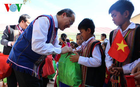 ប្រធានគណៈកម្មាធិការមជ្ឈឹមរណសិរ្សមាតុភូមិវៀតណាមជូនពរគណៈកម្មការសាមគ្គីកាតូលិកវៀតណាម