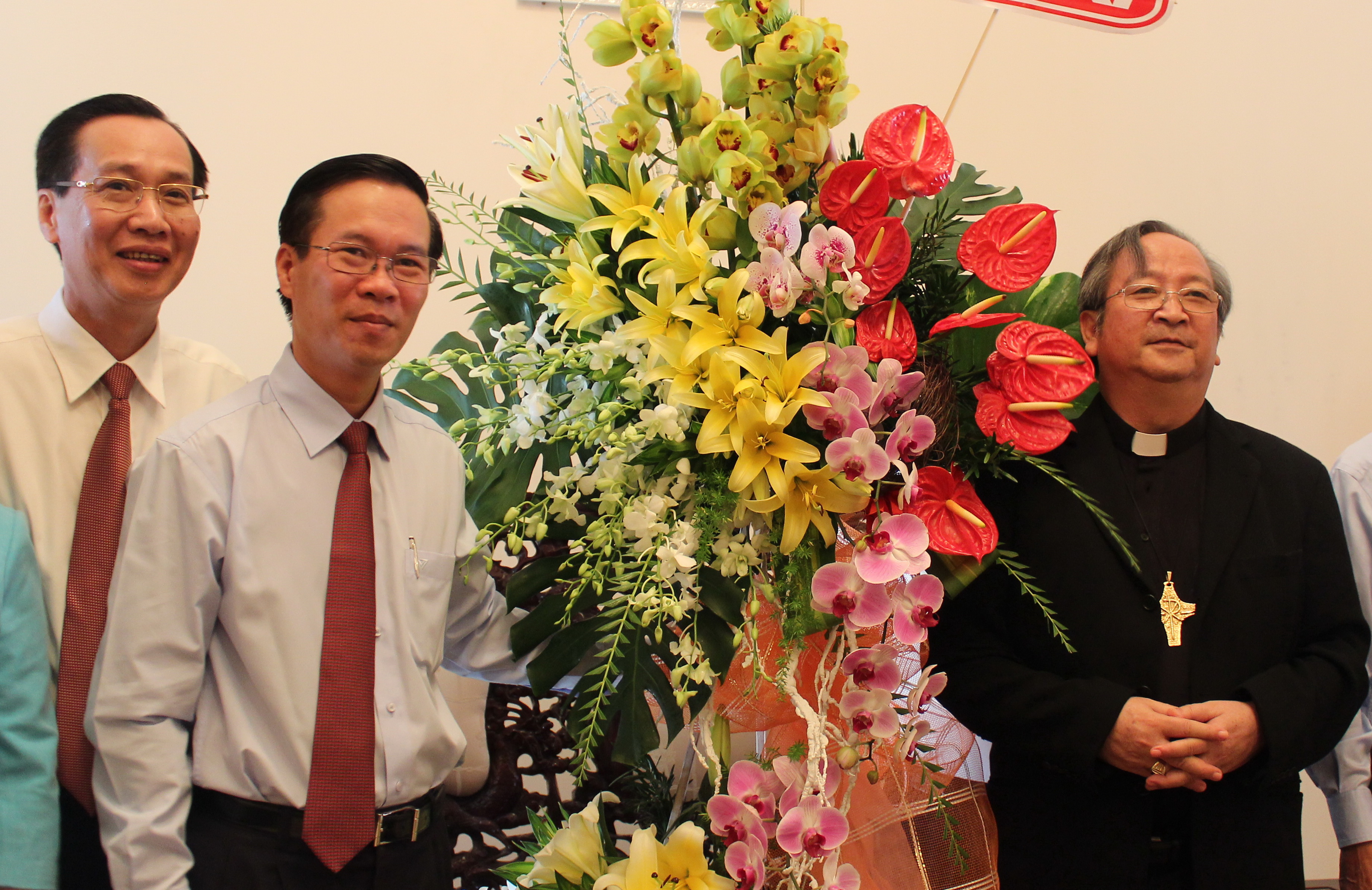 ថ្នាក់ដឹកនាំគ្រប់ជាន់ថ្នាក់ទៅសាក់សួរសុខទុក្ខនិងជូនពរជនរួមជាតិកាន់សាសនាកាតូលិកក្នុងឱកាសបុណ្យណូអែល២០១៥