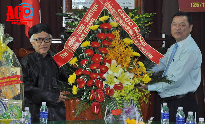 ថ្នាក់ដឹកនាំខេត្ត An Giang ទៅសាក់សួរសុខទុក្ខនិងជូនពរទិវាកំណើតលើកទី៩៦របស់កាឌីណាល់សាសនា Hoa Hao