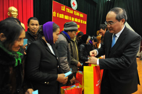 រណសិរ្យមាតុភូមិវៀតណាមជូនអំណោយសំរាប់ជនក្រីក្រនៅតំបន់នានា