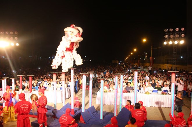 កម្មកររាប់ហ្មឺននាក់ចូលរួមកម្មវិធី៖បុណ្យចូលឆ្នាំថ្មីជួបជុំគ្នា