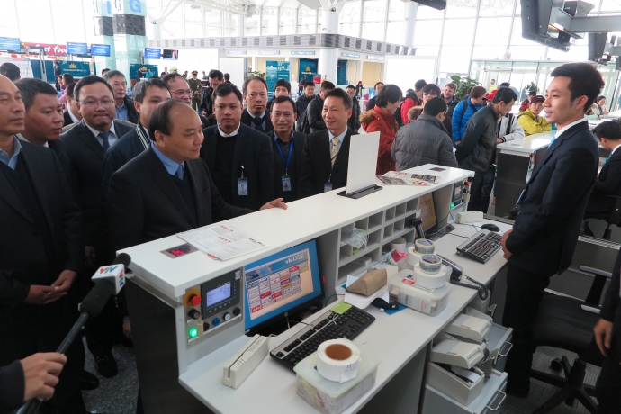 ឧបនាយករដ្ឋមន្ត្រី លោក Nguyen Xuan Phuc ត្រួតពិនិត្យការធានាសន្តិសុខនៅព្រលានយន្តហោះ Noi Bai