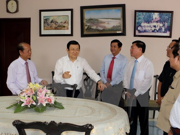 ប្រធានរដ្ឋ Truong Tan Sangអញ្ជើញទៅសាកសួរសុខទុក្ខនិងជូនពរបុណ្យតេតប្រៃណីនៅខេត្ត Vinh LongនិងDong Thap