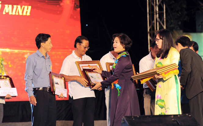 ពិធីបុណ្យផ្កានិទាឃរដូវទីក្រុងហូជីមិញទាក់ទាញភ្ញៀវទេសចរជាង៧០០នាក់