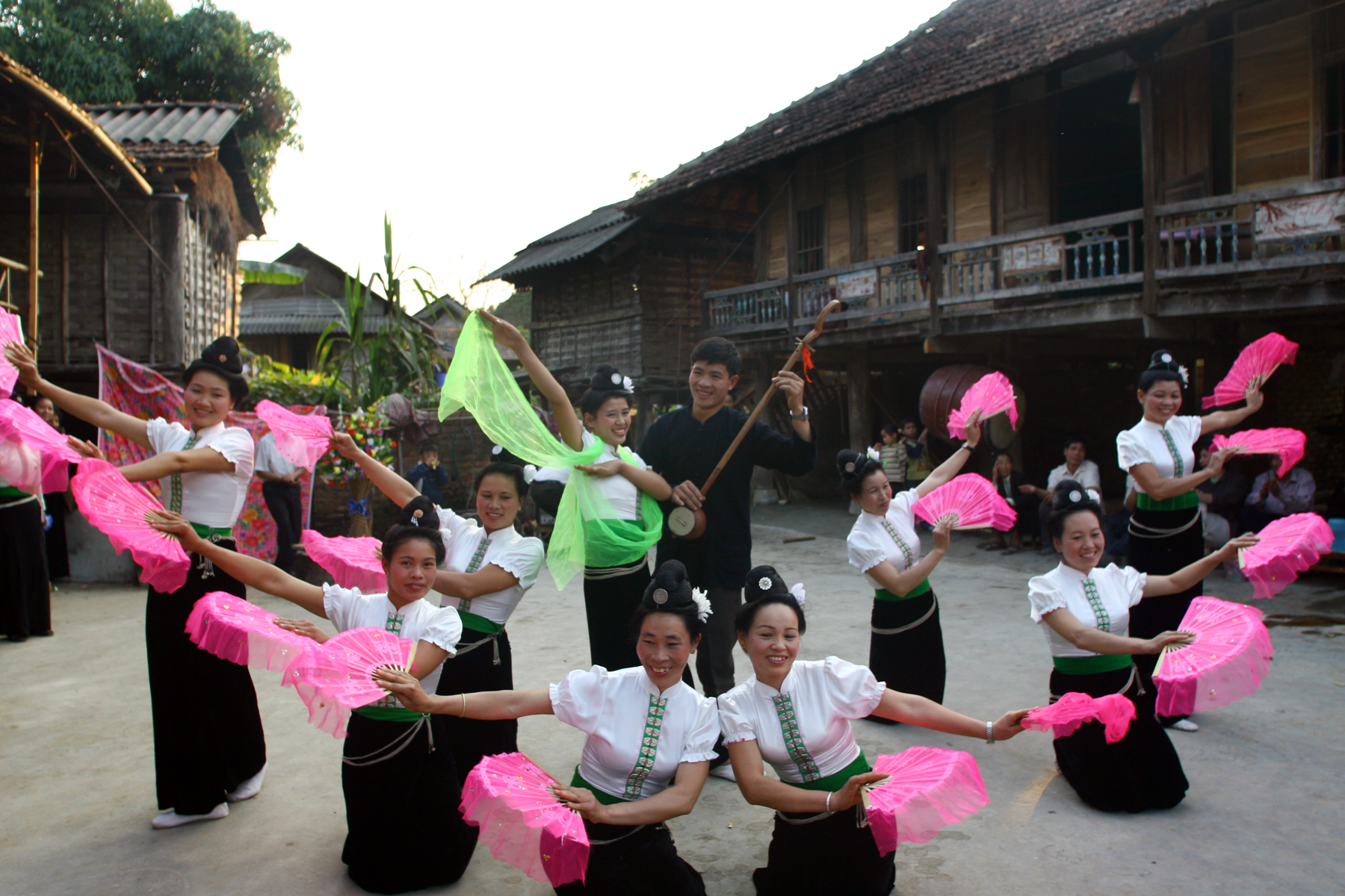 សិល្បករប្រជាជន Vu Hoai និងរបាំប្រជាប្រិយប៉ែកពាយព្យ