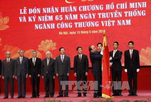 នាយករដ្ឋមន្ត្រីវៀតណាមអញ្ជើញចូលរួមពិធីរំលឹកខួបអនុស្សាវរីយ៍លើកទី៦៥ទិវាប្រពៃណីផ្នែកឧស្សាហ ពាណិជ្ជកម្ម