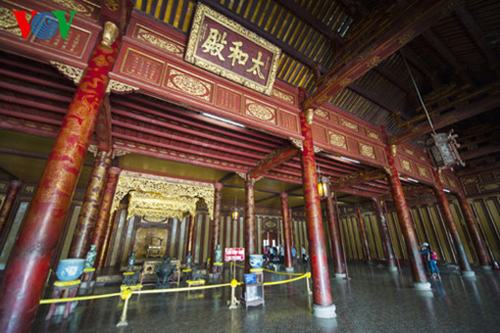កំណាព្យនិងអក្សរសាស្រ្តលើសំណង់ស្ថាបត្យកម្មរាជវាំងហ្វេ