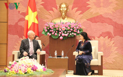 ប្រធានរដ្ឋសភាវៀតណាមជួបសន្ទនាជាមួយបណ្ដាឯកអគ្គរដ្ឋទូត