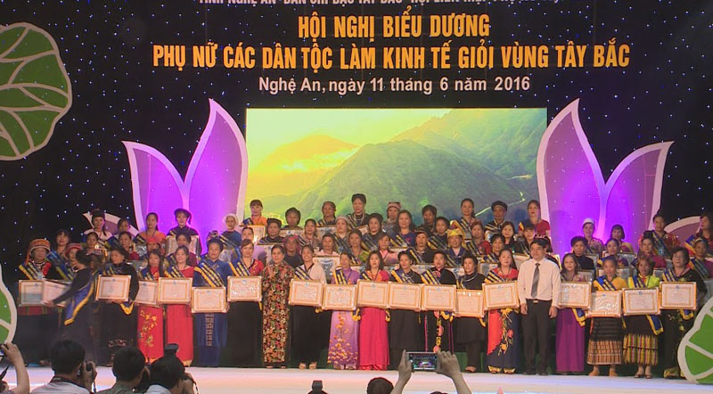 សន្និសីទលើកដំកើងនារីជនជាតិភាគតិចដែលធ្វើសេដ្ឋកិច្ចពូកែនៅតំបន់ពាយ័ព្យ