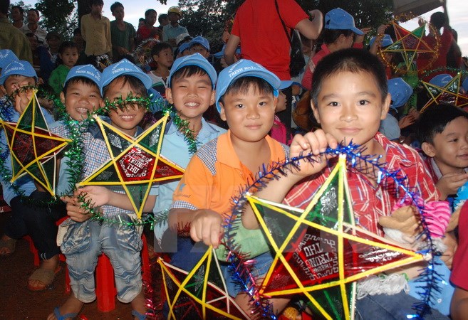 បណ្ដាសកម្មភាពរៀបចំពិធីបុណ្យ Trung Thu សំរាប់កុមារក្រីក្រនៅភូមិភាគកណ្ដាលវៀតណាម