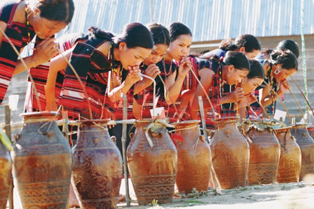 ពិធីផឹកស្រាពាងក្នុងជីវភាពរស់នៅប្រចាំថ្ងៃរបស់ជនជាតិ K’ho