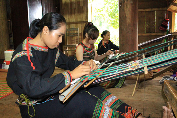 អ្នកថែរក្សារបរតម្បាញប្រពៃណីរបស់ជនជាតិ E De