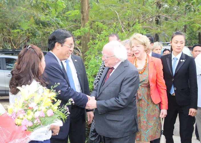 ប្រធានាធិបតីអៀរឡង់និងភរិយាទៅបំពេញទស្សនកិច្ចនៅខេត្ត Quang Tri