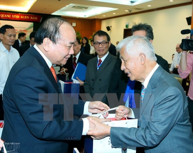 នាយករដ្ឋមន្ត្រី លោក Nguyen Xuan Phuc ជួបប្រាស្រ័យជាមួយបញ្ញវន្តឆ្នើម