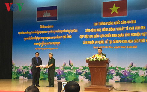 នាយករដ្ឋមន្រ្តីកម្ពុជាសម្ដេច ហ៊ុន សែន ជួបសំណេះសំណាលអតីតយុទ្ធជនស្ម័គ្រចិត្តវៀតណាម