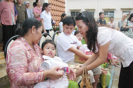 បុគ្គលគំរូក្នុងការងារមនុស្សធម៌ចំពោះជនរងគ្រោះដោយជាតិគីមីពុលពណ៌លឿងទុំ