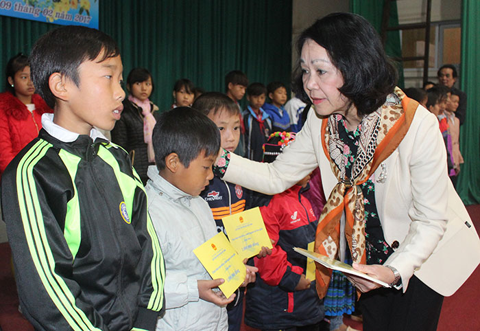 ប្រធានគណៈកម្មាធិការចលនាមជ្ឈឹមអញើ្ជញទៅបំពេញការងារនៅខេត្ត Dien Bien