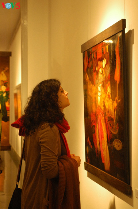 hầu đồng trong tranh sơn mài của trần tuấn long hình 3 hau dong trong tranh son mai cua tran tuan long hinh 3