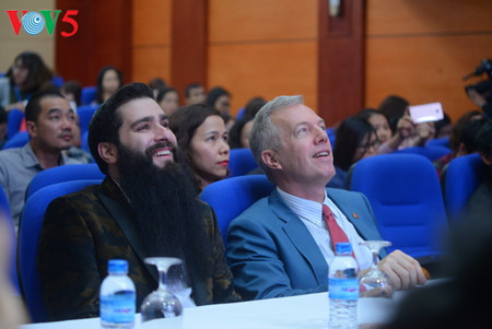 đạo diễn của kong skull island chính thức trở thành đại sứ du lịch việt nam hình 4 dao dien cua kong skull island chinh thuc tro thanh dai su du lich viet nam hinh 4