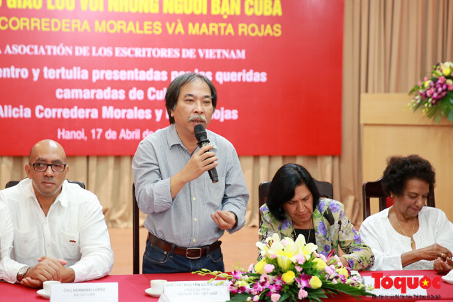 បណ្ដាអ្នកអក្សរសាស្ត្រវៀតណាមជួបប្រាស្រ័យជាមួយគណៈប្រតិភូមិត្តភាពគុយបា