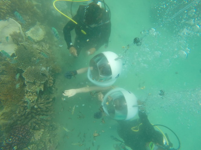 Do áp suất dưới nước lớn nên việc đi dưới biển rất chậm và cần có sự hỗ trợ của thợ lặn