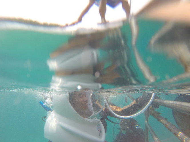 Đội chiếc mũ nặng 40kg khi xuống nước, cảm giác ban đầu sẽ lâng lâng nhưng sau đó du khách sẽ dần thích nghi