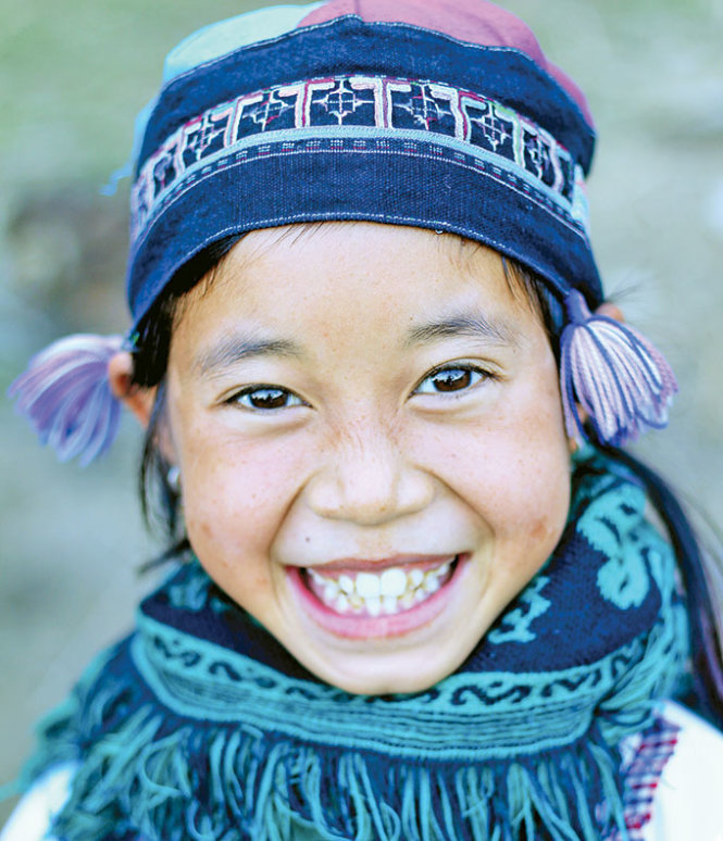 Các bé gái La Chí thường đội mũ vải truyền thống tới trường