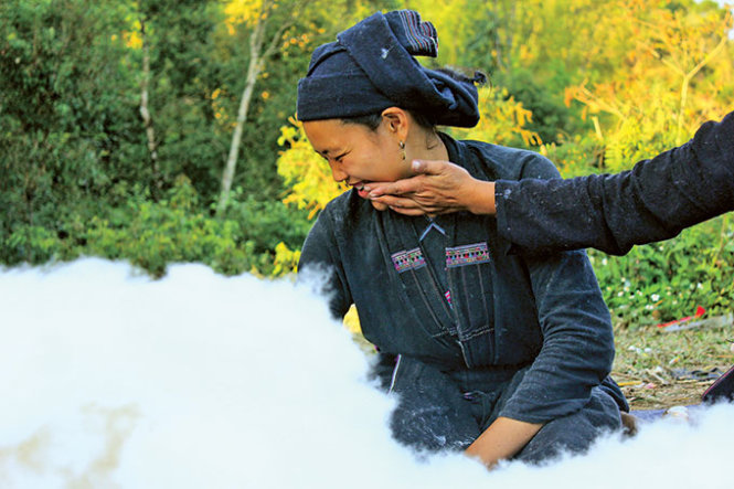 Khoảnh khắc vui đùa trong lúc làm bông của các thiếu nữ La Chí