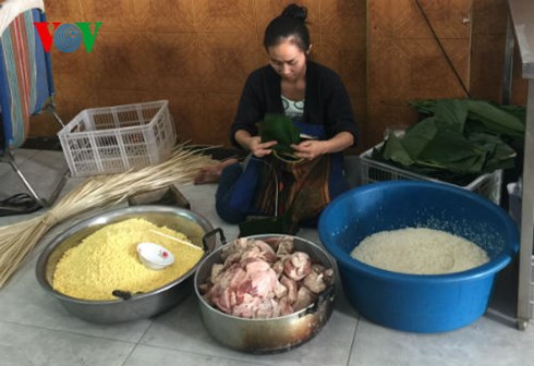 việt kiều vientiane và bánh chưng xanh hình 0 viet kieu vientiane va banh chung xanh hinh 0