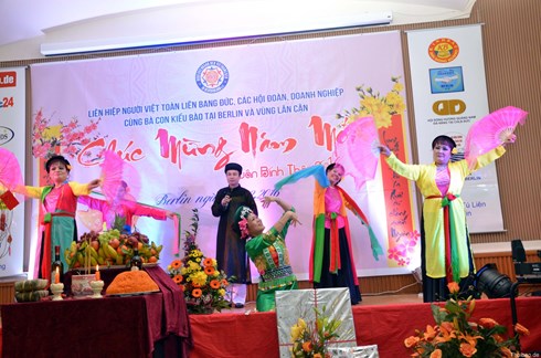 lien hiep nguoi viet va ba con cong dong han hoan don xuan binh than hinh 5