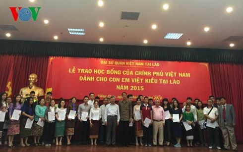 le trao hoc bong cua chinh phu viet nam cho con em viet kieu lao hinh 0