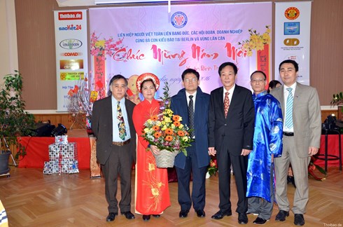 lien hiep nguoi viet va ba con cong dong han hoan don xuan binh than hinh 0