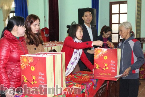 Вручены подарки малоимущим семьям и семьям-льготникам в связи с наступающим Новым годом