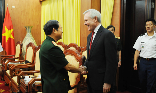 Начальник генштаба ВНА принял министра военно-морских сил США