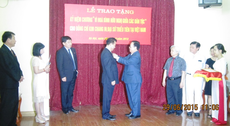 В Ханое наградили посла КНДР памятной медалью «Во имя мира и дружбы между народами»