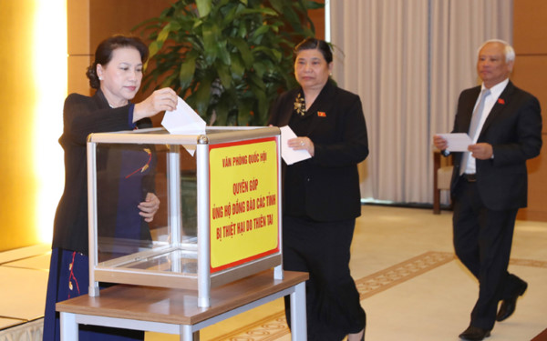 Сотрудники НС СРВ сделали пожертвования в помощь пострадавшим от тайфуна Дамри