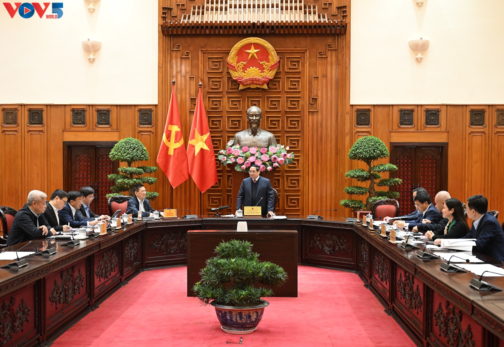 Фам Минь Тинь: необходимо поддерживать макроэкономическую стабильность, сдерживать уровень инфляции, обеспечивать сбалансированность основных экономических показателей