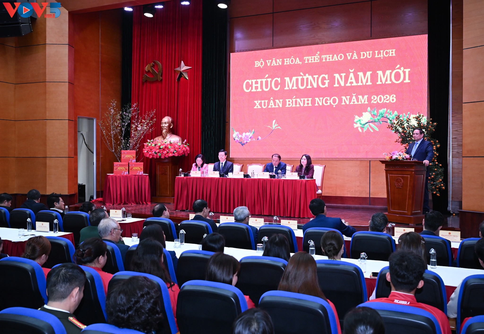 Премьер-министр Фам Минь Тинь провел новогоднюю встречу с выдающимися деятелями культуры, интеллектуалами, артистами, журналистами